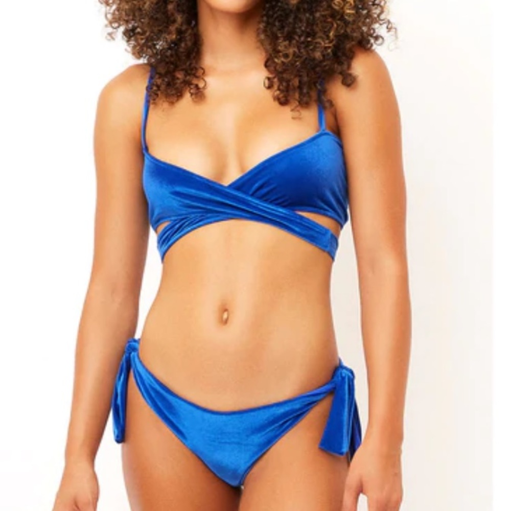 Frankie’s bikinis blue velvet set